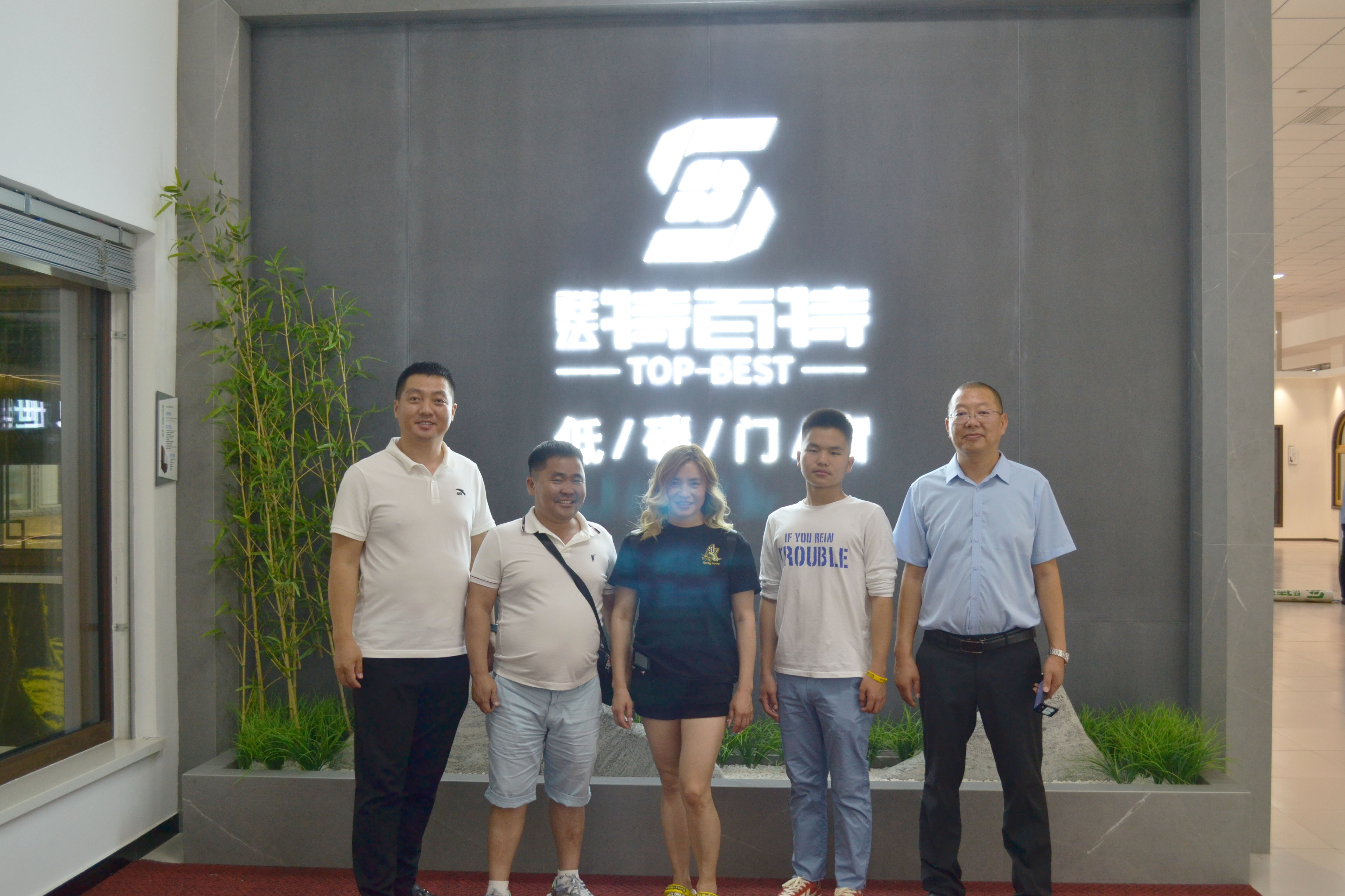 Mongolian customers came to Hebei Shengda for exchange and visit