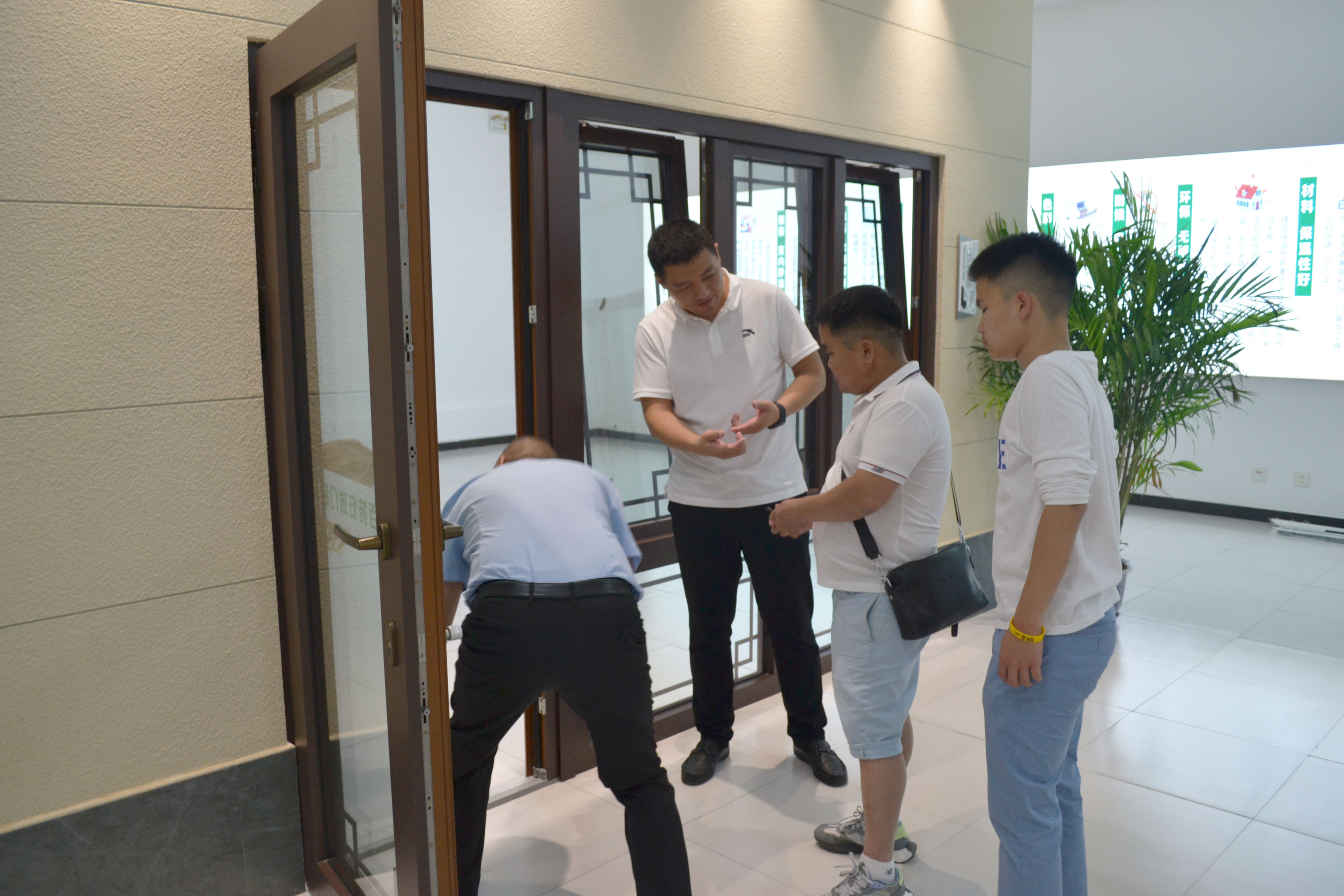 Mongolian customers came to Hebei Shengda for exchange and visit