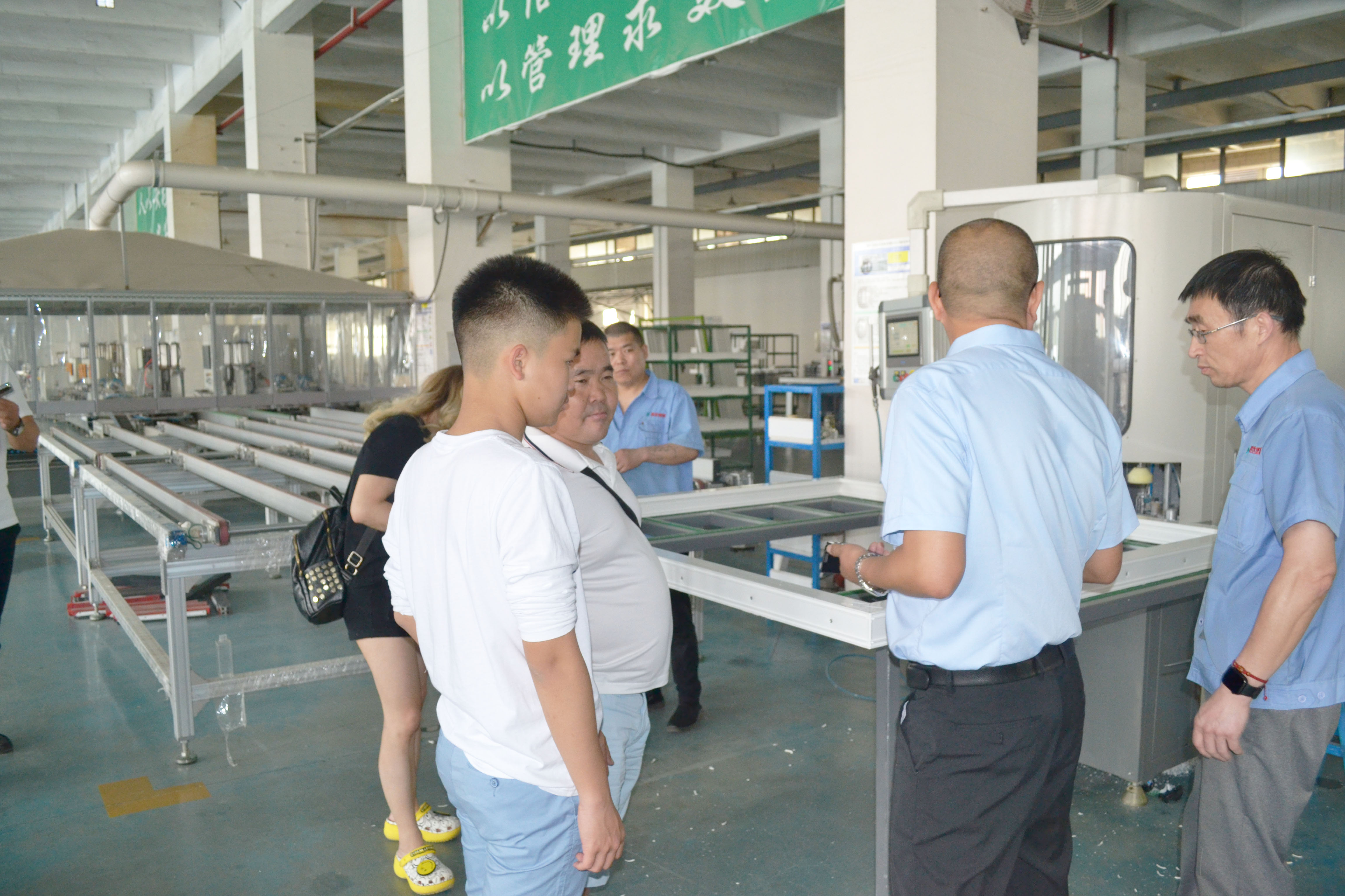 Mongolian customers came to Hebei Shengda for exchange and visit